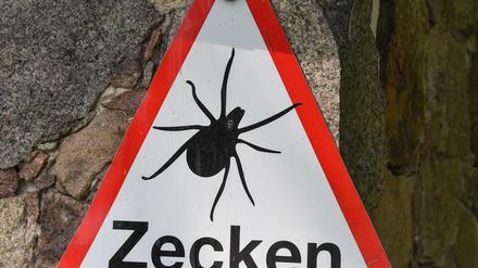 Achtung, achtbeinige Gefahr: Zeckenwarnschild in Müllrose, Brandenburg. 