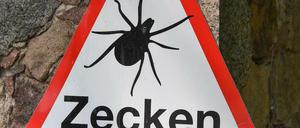 Achtung, achtbeinige Gefahr: Zeckenwarnschild in Müllrose, Brandenburg.