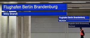 11.02.2020, Berlin: Ein Mitarbeiter der Deutschen Bahn geht auf einem Bahnsteig des Bahnhofes des künftigen Flughafens Berlin Brandenburg. Gleise und Bahnanlagen sind nach Angaben der Deutschen Bahn startklar für den Betrieb. Zum Anschluss des Flughafenbahnhofs an das DB-Streckennetz wurden 18,5 Kilometer Strecke für den Fern- bzw. Regionalverkehr und 8,6 Kilometer für die S-Bahn verlegt. 