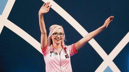 Farbtupfer im Darts. Fallon Sherrock spielt in der Premier League, obwohl manch männlicher Kollege sich sportlich dafür eher empfohlen hat als sie.