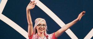Farbtupfer im Darts. Fallon Sherrock spielt in der Premier League, obwohl manch männlicher Kollege sich sportlich dafür eher empfohlen hat als sie.