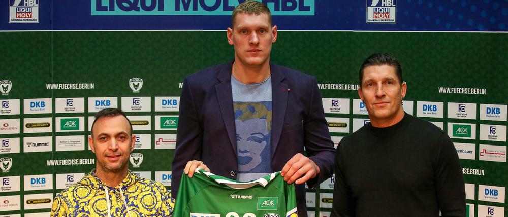 Neuer Riese. Dainis Kristopans (Mitte) ist mit 2,15 Metern der größte Spieler der Bundesliga und überragt bei seiner Vorstellung Manager Bob Hanning (l.) sowie Sportdirektor Stefan Kretzschmar.