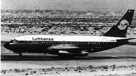 Die von vier Terroristen gekaperte Lufthansa-Boeing 737 "Landshut" am 14. Oktober 1977 auf dem Flugplatz von Dubai. 