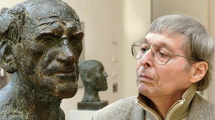 Charakterköpfe. Wieland Förster mit der von ihm geschaffenen Büste des Schauspielers Bernhard Minetti. 