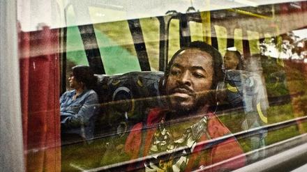 São-Paulo-Triop. Der nigerianische Musiker Amadi (O. C. Ukeje) sucht in „Cidade Pássaro“ nach seinem Bruder.