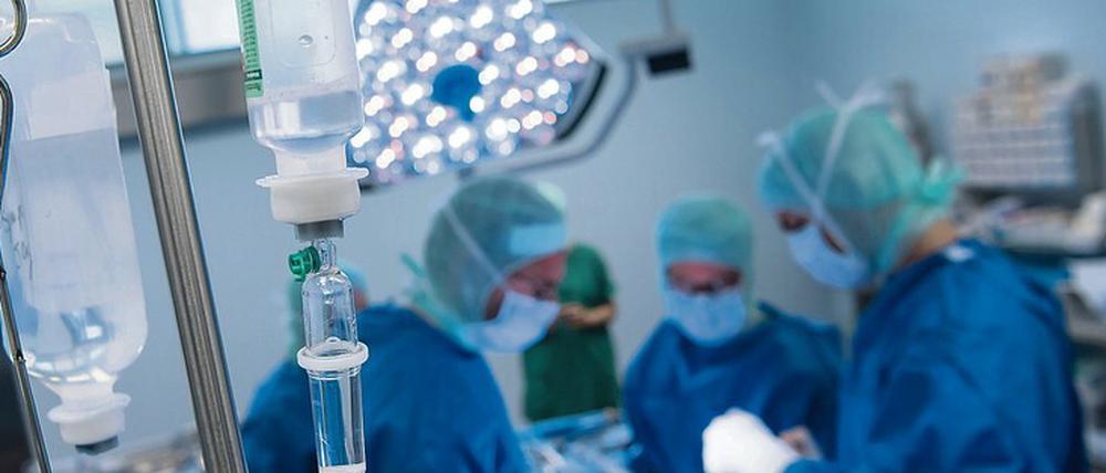 Hierarchie im OP. In der Chirurgie sind Rollenstereotype gewöhnlich ausgeprägter als bei den Internisten. Foto: Sven Hoppe/dpa