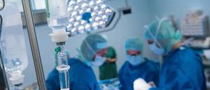 Hierarchie im OP. In der Chirurgie sind Rollenstereotype gewöhnlich ausgeprägter als bei den Internisten. Foto: Sven Hoppe/dpa