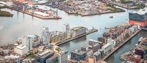 Die Hamburger HafenCity zählt zu den besten Wohnlagen Deutschlands. Hier entsteht der vom Architekten Hadi Teherani entworfene Luxuswohnturm „Fiftynine Strandkai“ (Bildmitte unten) mit insgesamt 76 Apartments in Größen von 54 bis 430 Quadratmeter. 