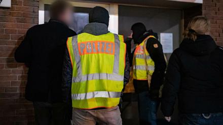 Polizeibeamte während einer der Razzien in NRW.