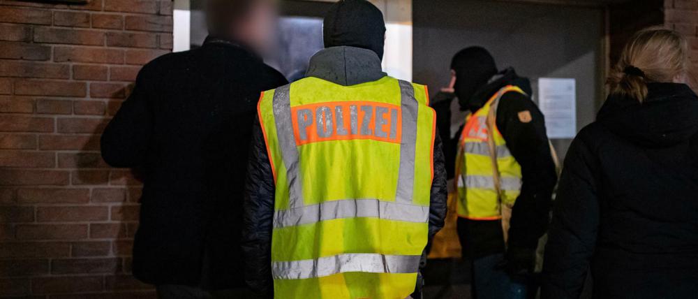 Polizeibeamte während einer der Razzien in NRW.
