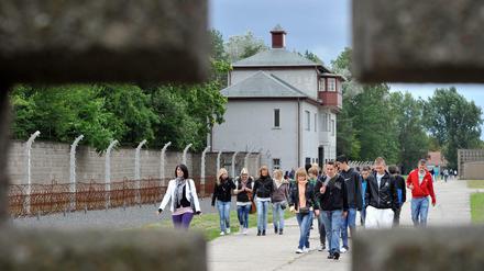 Zahlreiche Schülergruppen besuchen die Gedenkstätte des ehemaligen Konzentrationslagers Sachsenhausen in Oranienburg (Oberhavel).