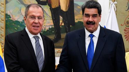 Venezuelas Präsident Nicolas Maduro (rechts) empfängt Russlands Außenminister Sergej Lawrow.