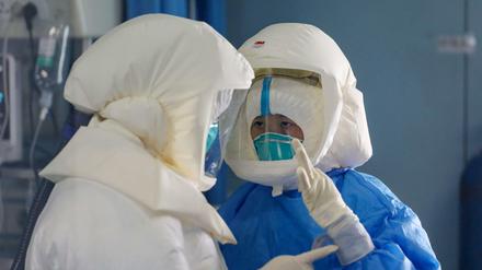 Medizinisches Personal an einem Krankenhaus in Wuhan