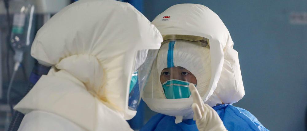 Medizinisches Personal an einem Krankenhaus in Wuhan