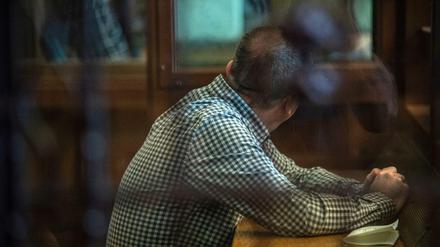 Der Angeklagte sitzt vor Beginn der Verhandlung in einem Gerichtssaal. Dem 44-jährigen Mann wird zur Last gelegt, die damals 14-jährige Georgine Krüger vergewaltigt und erwürgt zu haben. Ihre Leiche wurde nie gefunden.
