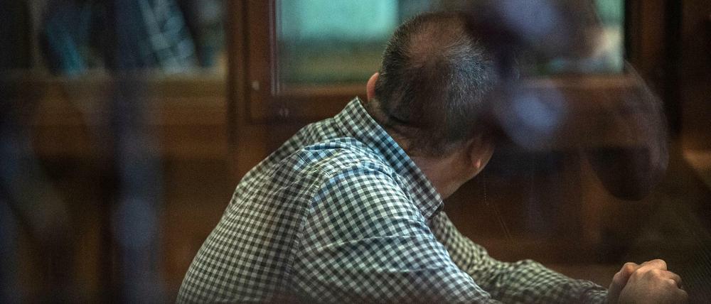 Der Angeklagte sitzt vor Beginn der Verhandlung in einem Gerichtssaal. Dem 44-jährigen Mann wird zur Last gelegt, die damals 14-jährige Georgine Krüger vergewaltigt und erwürgt zu haben. Ihre Leiche wurde nie gefunden.