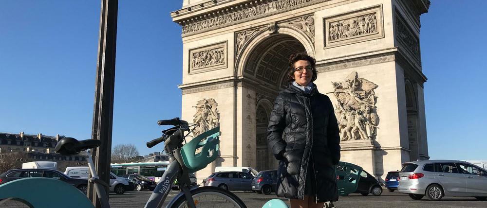 Unsere Autorin steht vor dem Arc de Triomphe, Triumphbogen.