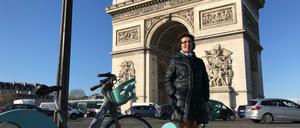 Unsere Autorin steht vor dem Arc de Triomphe, Triumphbogen. 