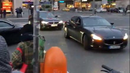 Da gehören sie nicht hin: Ein Maserati und ein BMW nach ihrer Schleuder-Runde am Bahnhof Zoo.