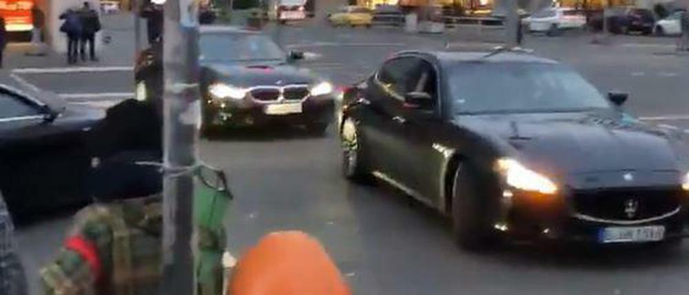 Da gehören sie nicht hin: Ein Maserati und ein BMW nach ihrer Schleuder-Runde am Bahnhof Zoo.