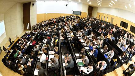 Ein Hochschullehrer steht in einem Hörsaal vor Studierenden.
