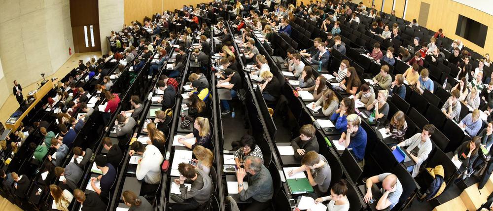 Ein Hochschullehrer steht in einem Hörsaal vor Studierenden.