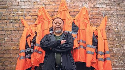 Demokratische Kunst. Ai Weiwei vor seiner Schutzwesten-Installation. 