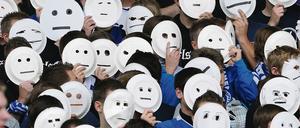 Protest mit Papptellern. Fans des Karlsruher SC wehrten sich bereits 2011 gegen Gesichtserkennung im Wildparkstadion.