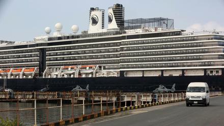 Das Kreuzfahrtschiff „Westerdam“ liegt im Hafen von Sihanoukville, Kambodscha. Davor stehen zwei Hubschrauber des kambodschanischen Militärs. Bei Passagieren des Schiffs war am Wochenende überraschend eine Infektion mit dem Coronavirus festgestellt worden.