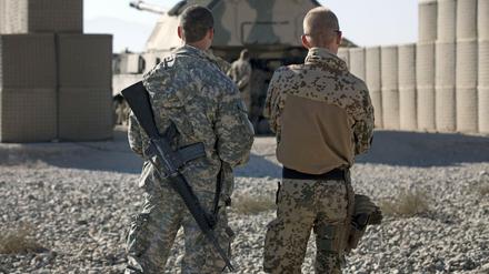Ein deutscher und ein amerikanischer Soldat im Bundeswehrcamp in Masar-i Sharif. 