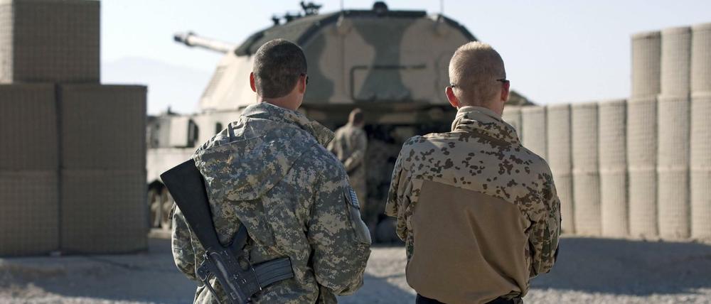 Ein deutscher und ein amerikanischer Soldat im Bundeswehrcamp in Masar-i Sharif. 