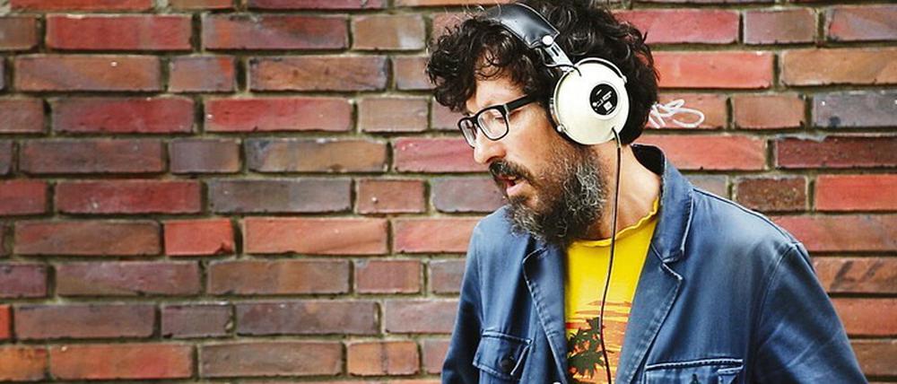 Jakob Dobers kam 1991 von Hamburg nach Berlin. Er spielt Gitarre, singt und textet. 