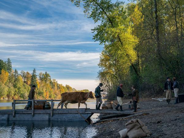 US-Regisseurin Kelly Reichardt kehrt mit „First Cow“ in den Nordwesten zu Beginn des 19. Jahrhunderts zurück. Ein Anti-Western über einen Koch und einfache Menschen am Rande der Zivilisation.