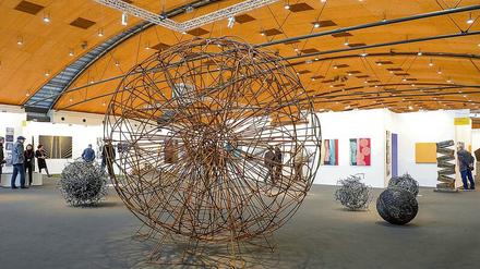 Blick auf die Skulpturenräume der Art Karlsruhe mit Arbeiten von Angelika Summa. 
