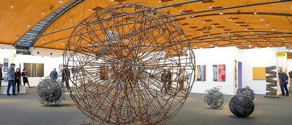 Blick auf die Skulpturenräume der Art Karlsruhe mit Arbeiten von Angelika Summa.