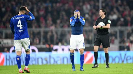 VAR was? Ozan Kabak (l.) und Omar Mascarell können es nicht glauben.