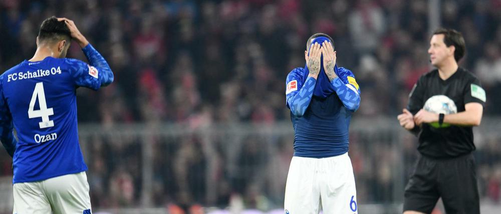 VAR was? Ozan Kabak (l.) und Omar Mascarell können es nicht glauben.