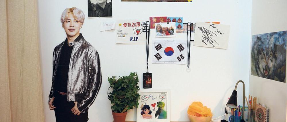Popstar in Lebensgröße. Im Zimmer der 14-jährigen Anika hängen Poster von koreanischen Boybands, sie ist großer Fan und hat deswegen sogar Koreanisch gelernt. Wenn Mitschüler sie besuchen, sind die oft überrascht, "wie normal es hier eigentlich ist."