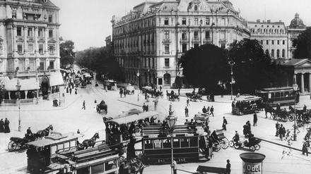 Reges Verkehrstreiben mit Pferdewagen, Kutschen und Fahrradfahrern auf dem Potsdamer Platz. Das Foto entstand um 1900.