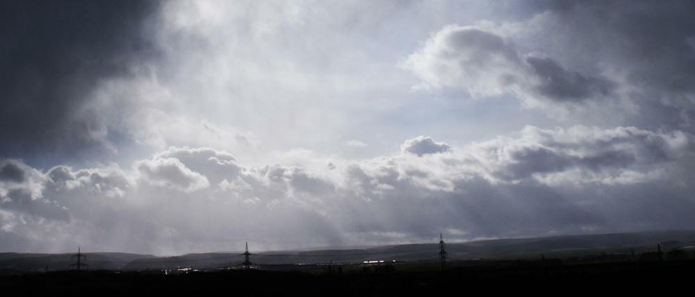 Winter in Thüringen. Dunkle Februarwolken über Holzhausen. Sieht es nicht auch in der Politik so aus?