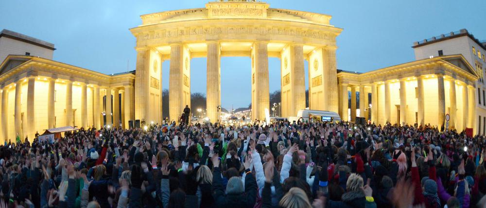 Bei einer Tanz-Aktion der weltweiten Kampagne «One Billion Rising» demonstrieren viele Frauen am Brandenburger Tor in Berlin. Die Kampagne fordert ein Ende der Gewalt gegen Frauen sowie Gleichstellung und Gleichberechtigung. Die Bewegung wurde im September 2012 von der New Yorker Künstlerin und Feministin Eve Ensler initiiert.