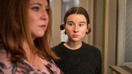 Harte Zeiten für Antonia: Nach den dramatischen Ereignissen der Vorwoche hat sie der Polizei gestanden, dass sie Konstantin zu Unrecht beschuldigt hat. Iffi (Rebecca Siemoneit-Barum, l.) ist sprachlos. 