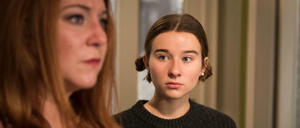Harte Zeiten für Antonia: Nach den dramatischen Ereignissen der Vorwoche hat sie der Polizei gestanden, dass sie Konstantin zu Unrecht beschuldigt hat. Iffi (Rebecca Siemoneit-Barum, l.) ist sprachlos. 