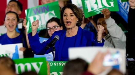 Amy Klobuchar feiert mit ihren Unterstützern einem starken dritten Platz in der Vorwahl von New Hampshire. 
