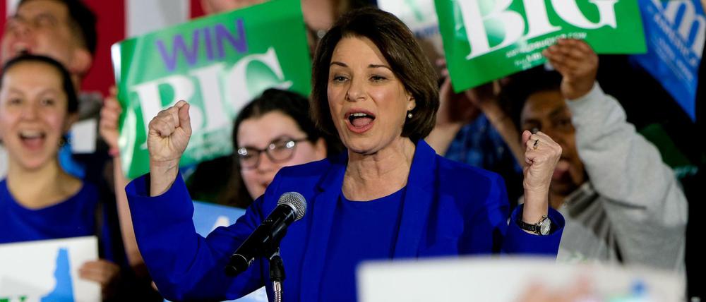 Amy Klobuchar feiert mit ihren Unterstützern einem starken dritten Platz in der Vorwahl von New Hampshire. 