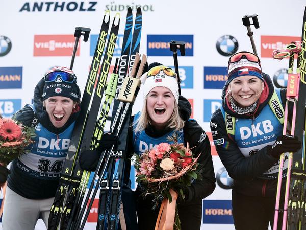 Zähne gezeigt: Siegerin Marte Olsbu Roeiseland (Mitte) kann sich wie Susan Dunklee (links) und Lucie Charvatova (rechts) über eine Medaille freuen.