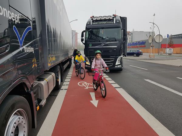 Gefährlicher Fahrradweg an der Holzmarkstraße in Mitte, Kinder zwischen Lkw.