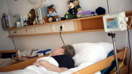 Ob elektrische Stimulation einer Hirnregion Komapatienten helfen kann, ist noch offen. Zwei Affen konnten jetzt so zumindest aus tiefer Narkose geweckt werden. 
