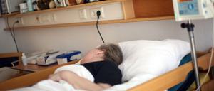 Ob elektrische Stimulation einer Hirnregion Komapatienten helfen kann, ist noch offen. Zwei Affen konnten jetzt so zumindest aus tiefer Narkose geweckt werden. 