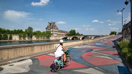 Radweg an der Seine mit Blick auf den Louvre in Paris